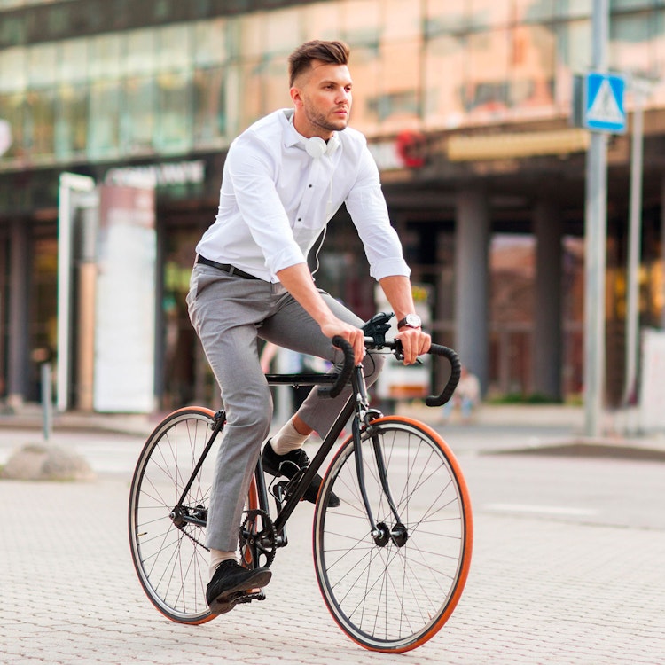 Cykel-/e-scooterhållare med inbyggd powerbank