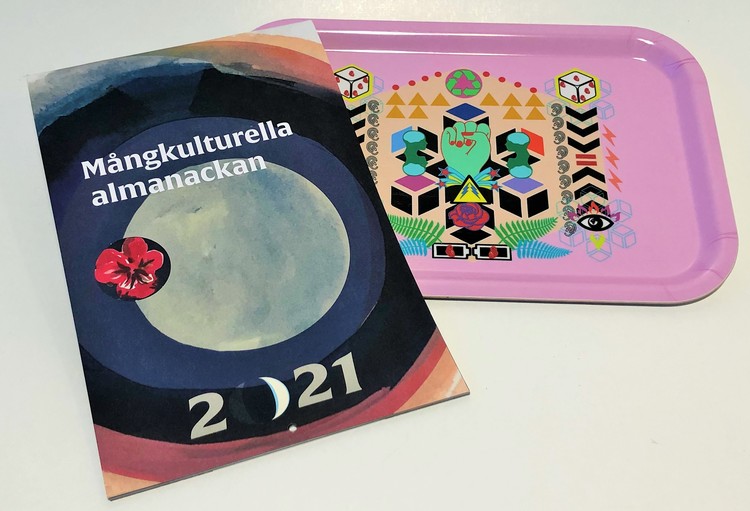 Paketpris: Mångkulturella almanackan 2021 och Bricka av Saadia Hussain
