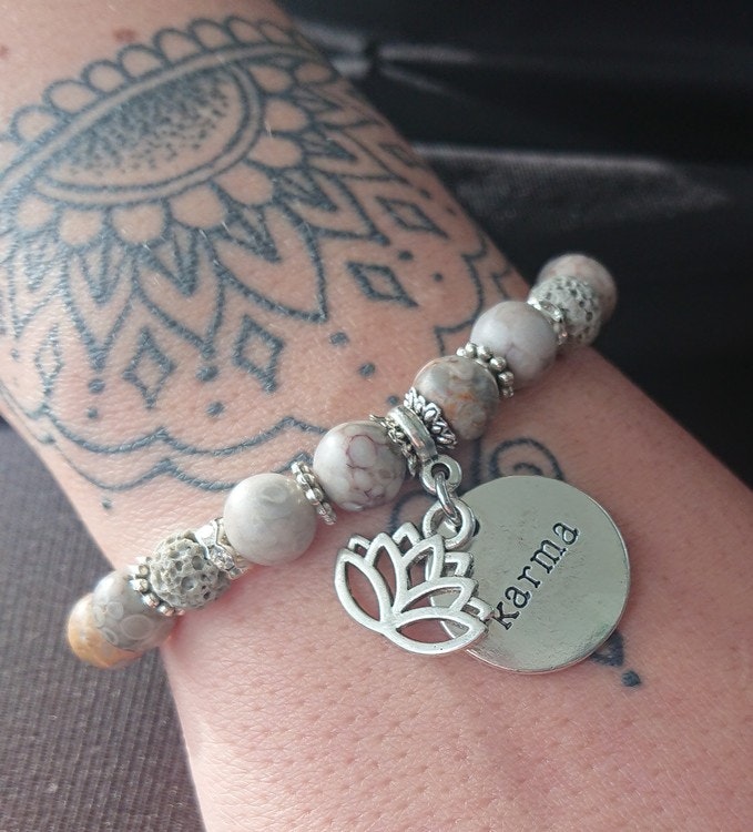 Armband av Maifan och Lavasten med 'Karma', lotusblomma och antikt silverfärgade detaljer