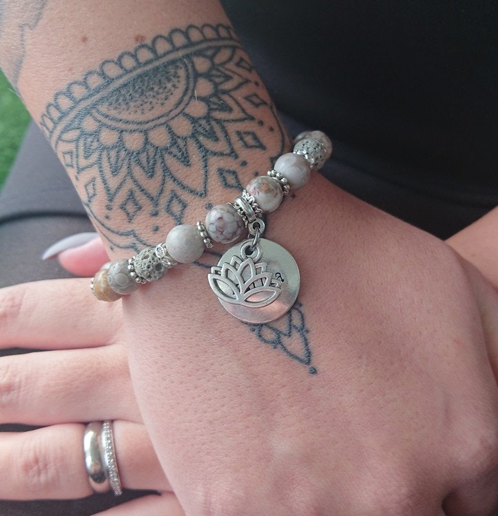 Armband av Maifan och Lavasten med 'Karma', lotusblomma och antikt silverfärgade detaljer