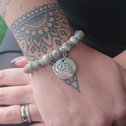 Armband av Maifan och Lavasten med 'Karma', lotusblomma och antikt silverfärgade detaljer