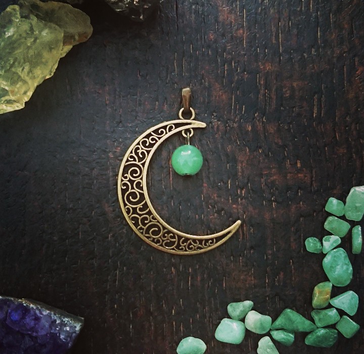 Moon Magic hänge med grön Aventurin och antikt bronsfärgad måne