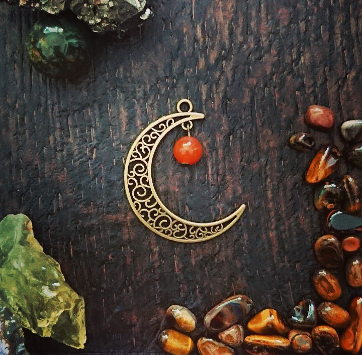 Moon Magic hänge med Orange Aventurin och antikt bronsfärgad måne