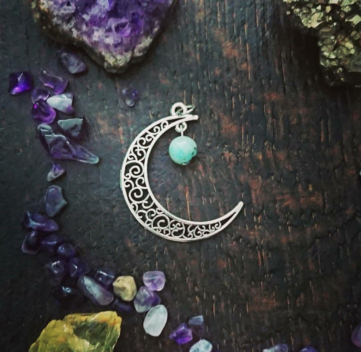 Moon Magic hänge med Kiwi Jaspis och antikt silverfärgad måne