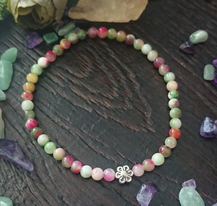 Jade med en blomma och antikt silverfärgade detaljer