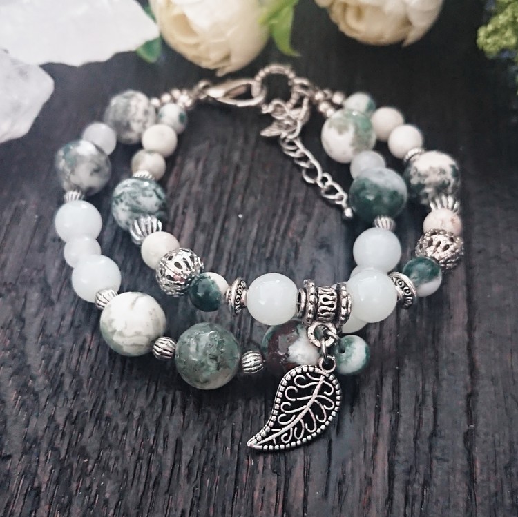 Trädagat och Jade med ett löv och antikt silverfärgade detaljer