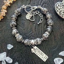 Armband av Sesam Jaspis med budskapet 'Strong is Beautiful' med hjärtan och antikt silverfärgade detaljer
