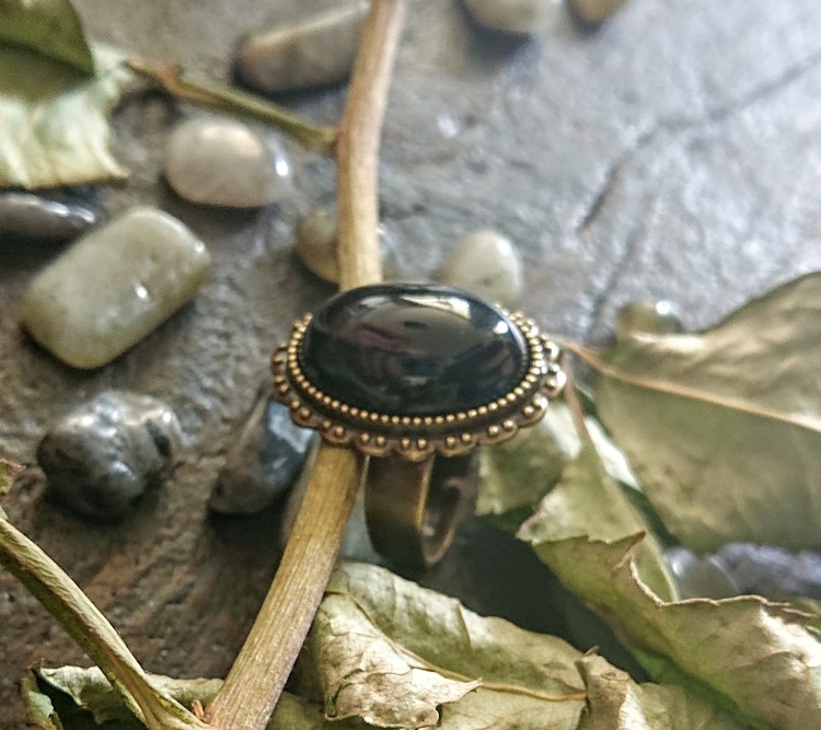 Ring av Obsidian med antikt bronsfärgade detaljer