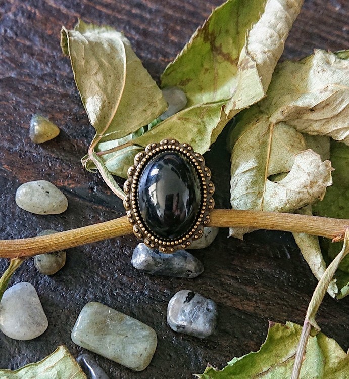 Ring av Obsidian med antikt bronsfärgade detaljer
