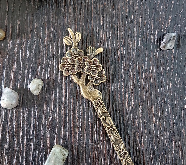 Hårpinne med en blommor och antikt silver eller bronsfärgade detaljer