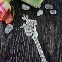 Hårpinne med en blommor och antikt silver eller bronsfärgade detaljer