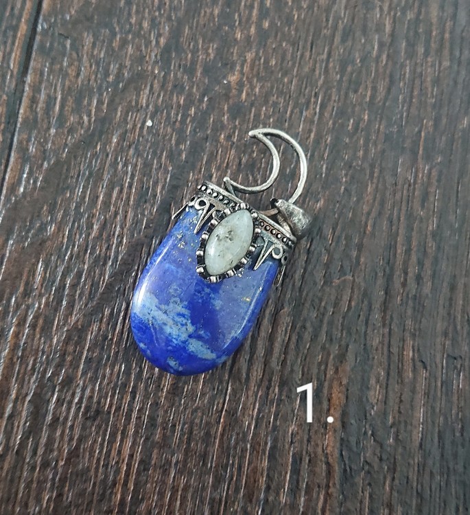 Hänge av Lapis Lazuli och Labradorit med månfäste och antikt silverfärgade detaljer