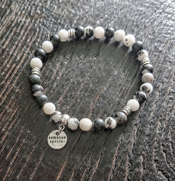 Armband av Zebra Jaspis med budskapet "Someone Special" och antikt silverfärgade detaljer