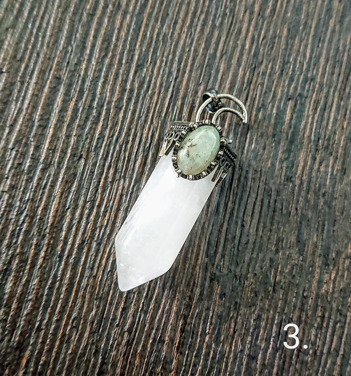 Hänge av Bergkristall och Labradorit med månfäste och antikt silverfärgade detaljer