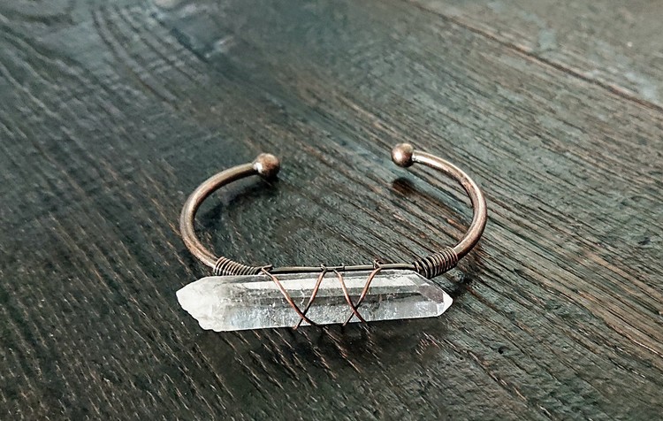 Antikt kopparfärgat armband med Bergkristall och wire