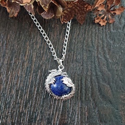 Hänge med Lapis Lazuli, drake och platinafärgade detaljer