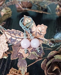 Örhängen av rosa Opal med antikt silverfärgade detaljer