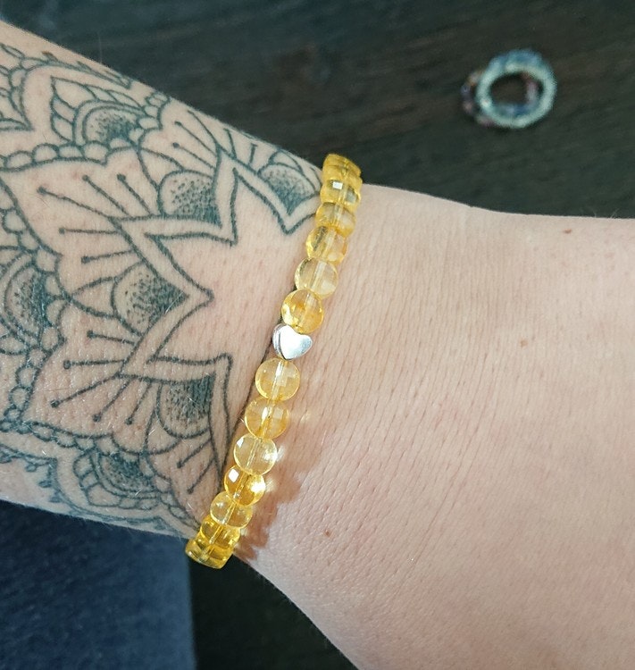 Armband av Citrin med ett hjärta och antikt silverfärgade detaljer