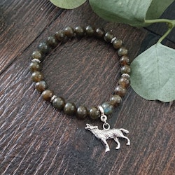 Armband av Labradorit med en varg och antikt silverfärgade detaljer