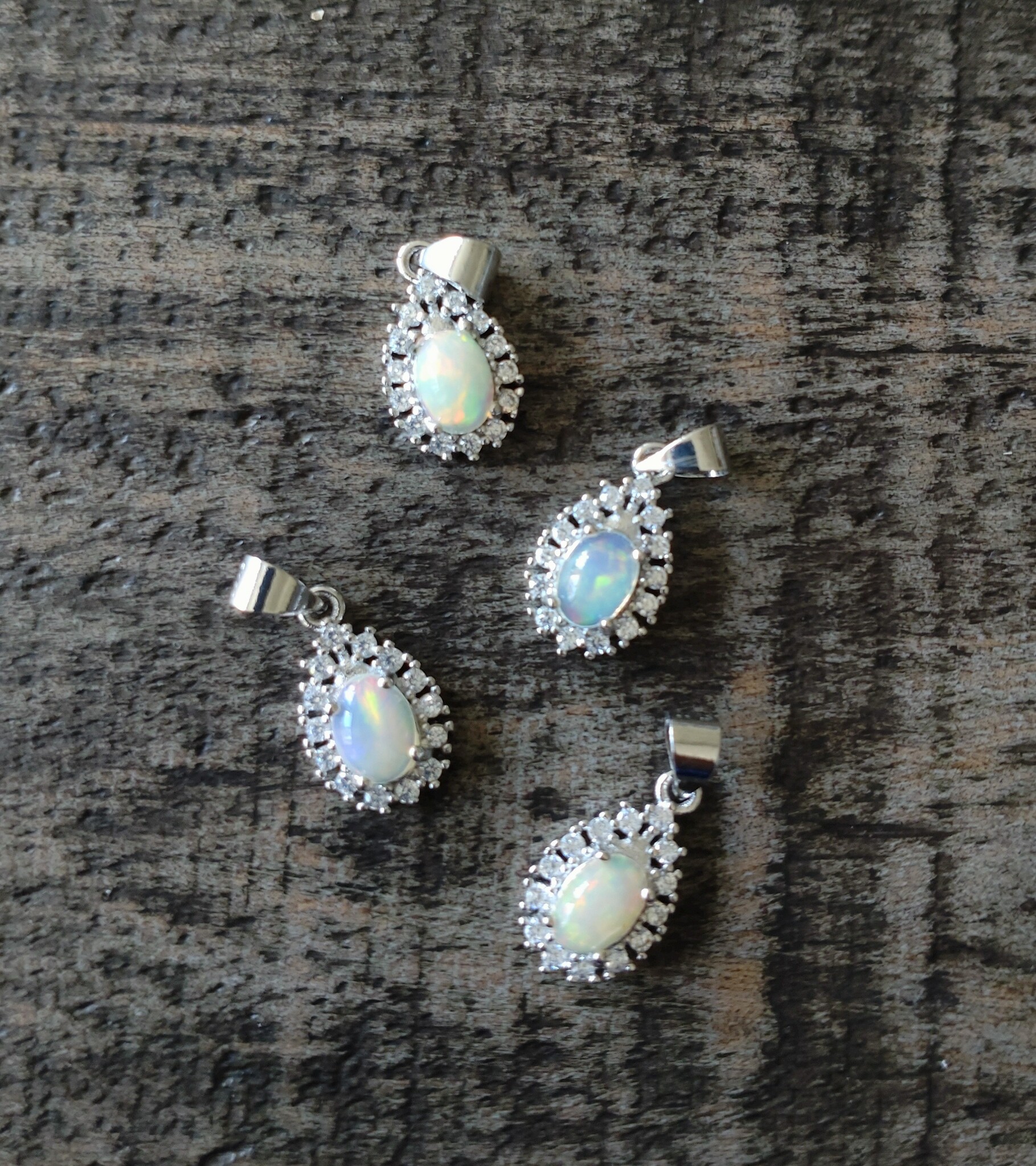 Silverpläterade hängen med Opal i droppformad design med cubic zirconia