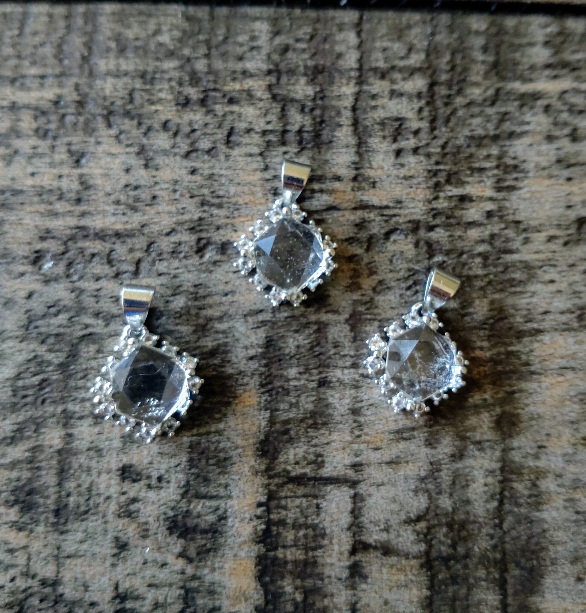 Silverpläterat hänge med Bergkristall i fyrkantig design med cubc zirconia