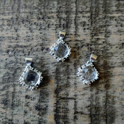 Silverpläterat hänge med Bergkristall i fyrkantig design med cubc zirconia