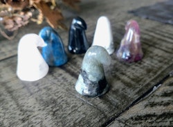 Trollkarlshattar av olika kristaller