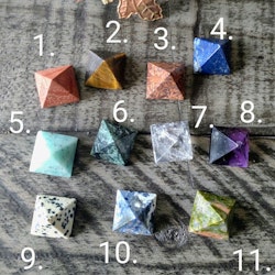 Pyramid av olika kristaller