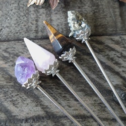 Hårpinnar med kristaller och silverfärgade detaljer