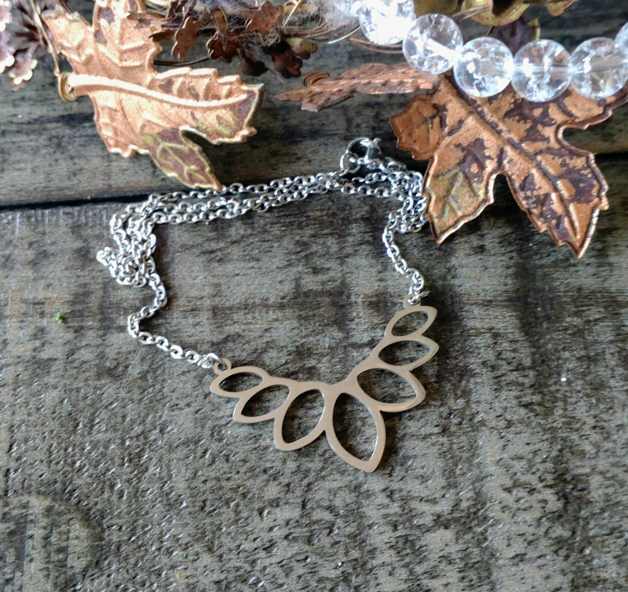 Halsband med lotus av rostfritt stål - Nymph by Pamela