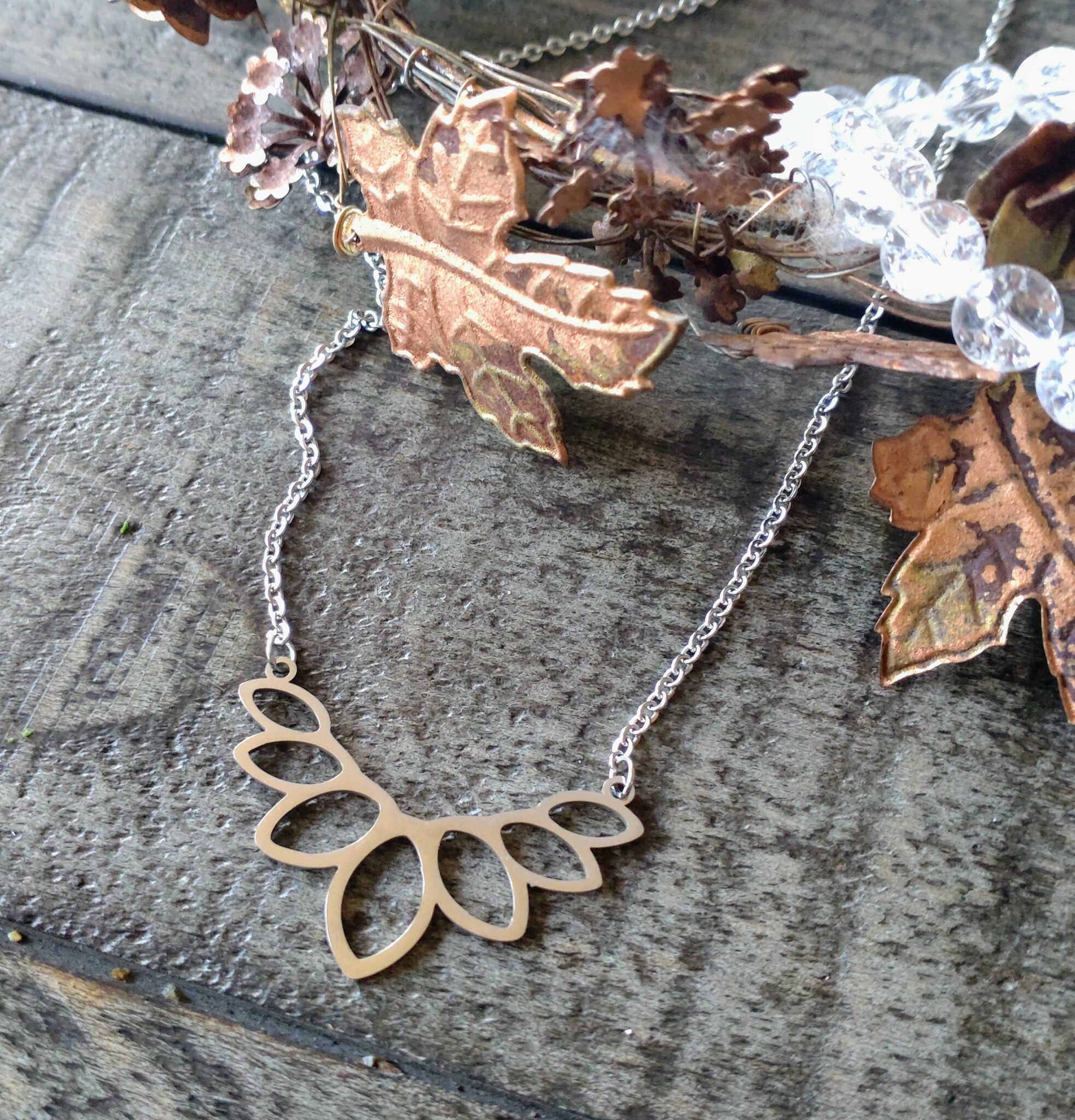 Halsband med lotus av rostfritt stål