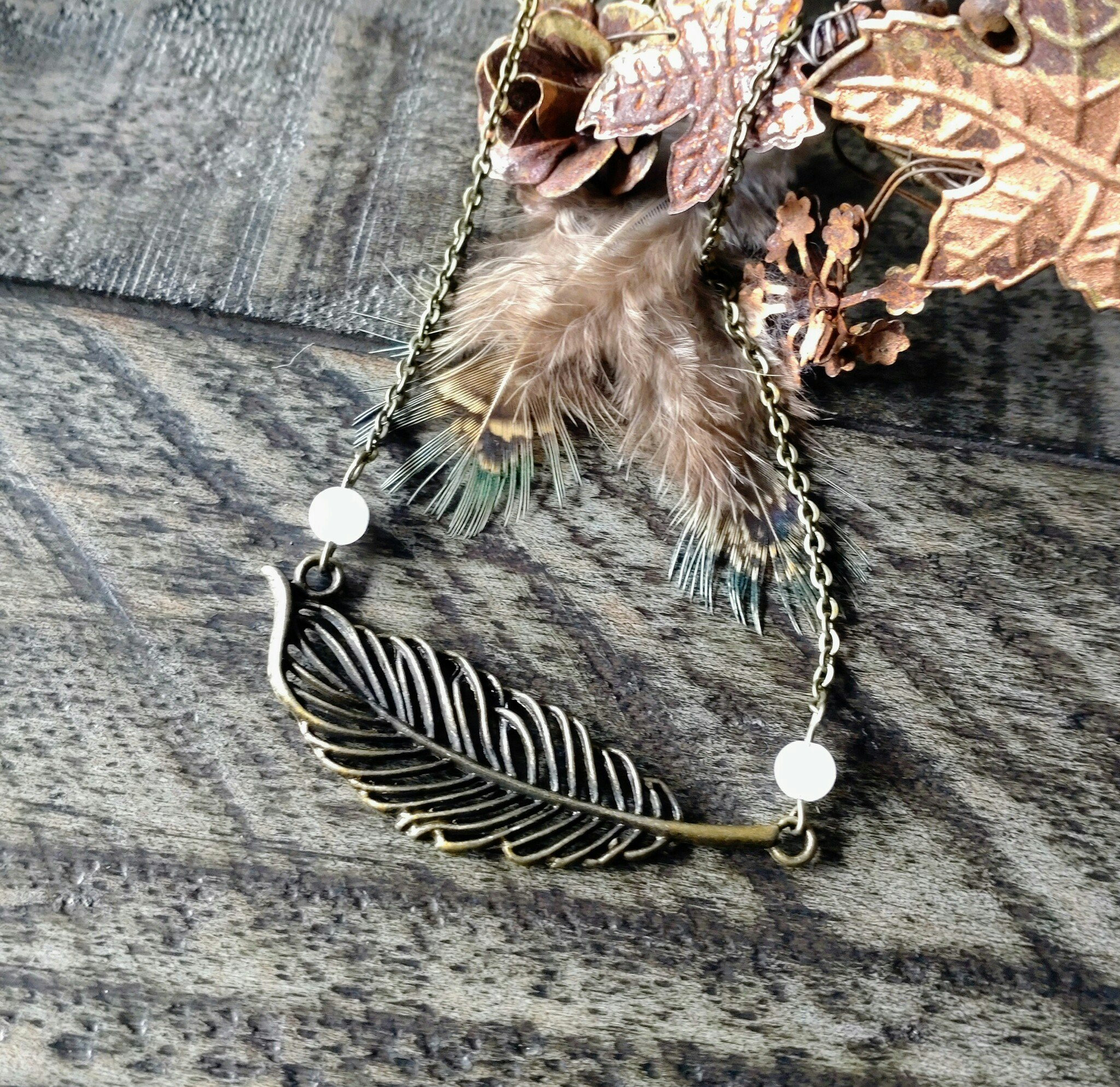Halsband med Månsten, fjäder och antikt bronsfärgade detaljer