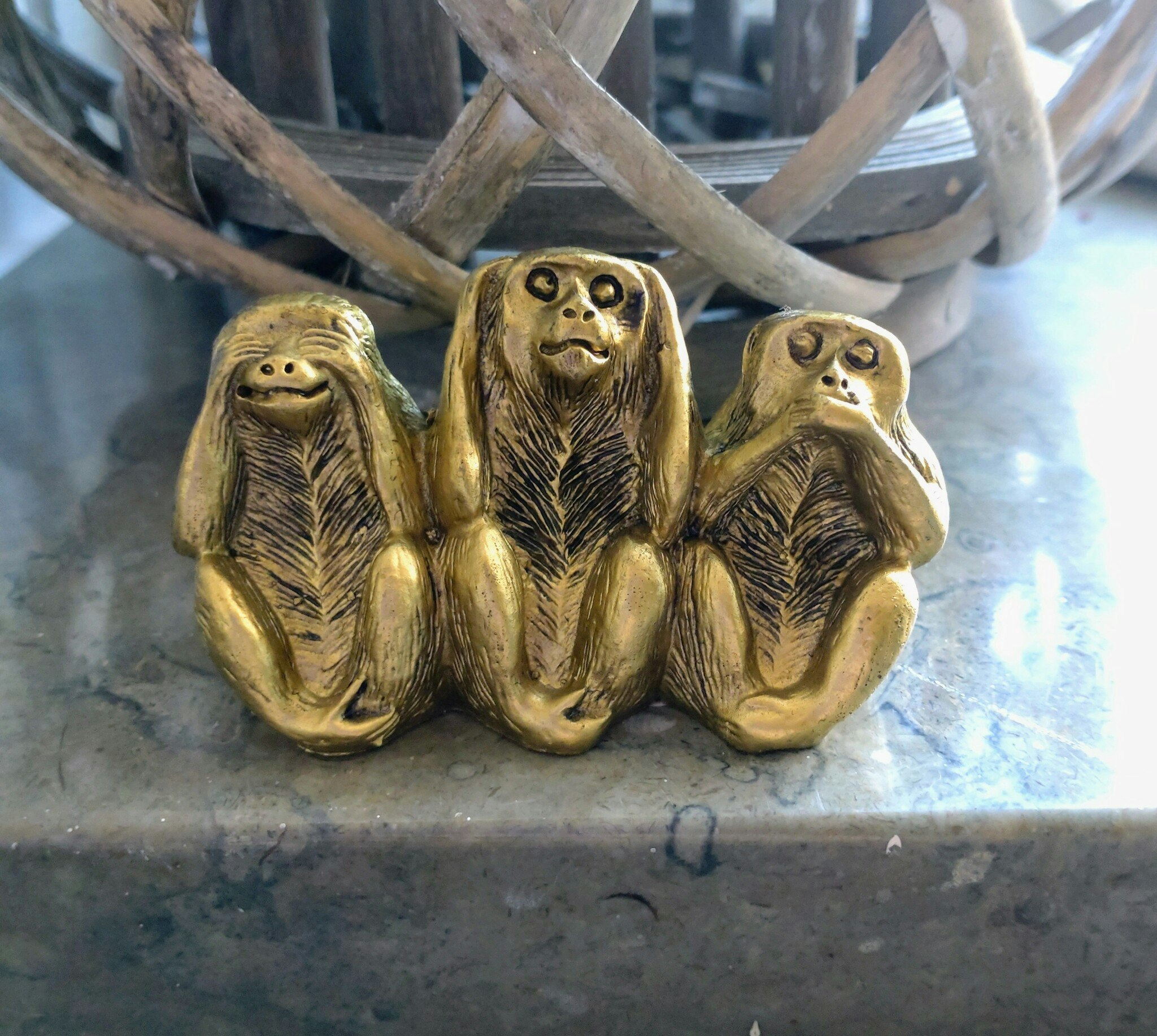 Guldfärgade apor i "see no evil, hear no evil, speakt no evil" design