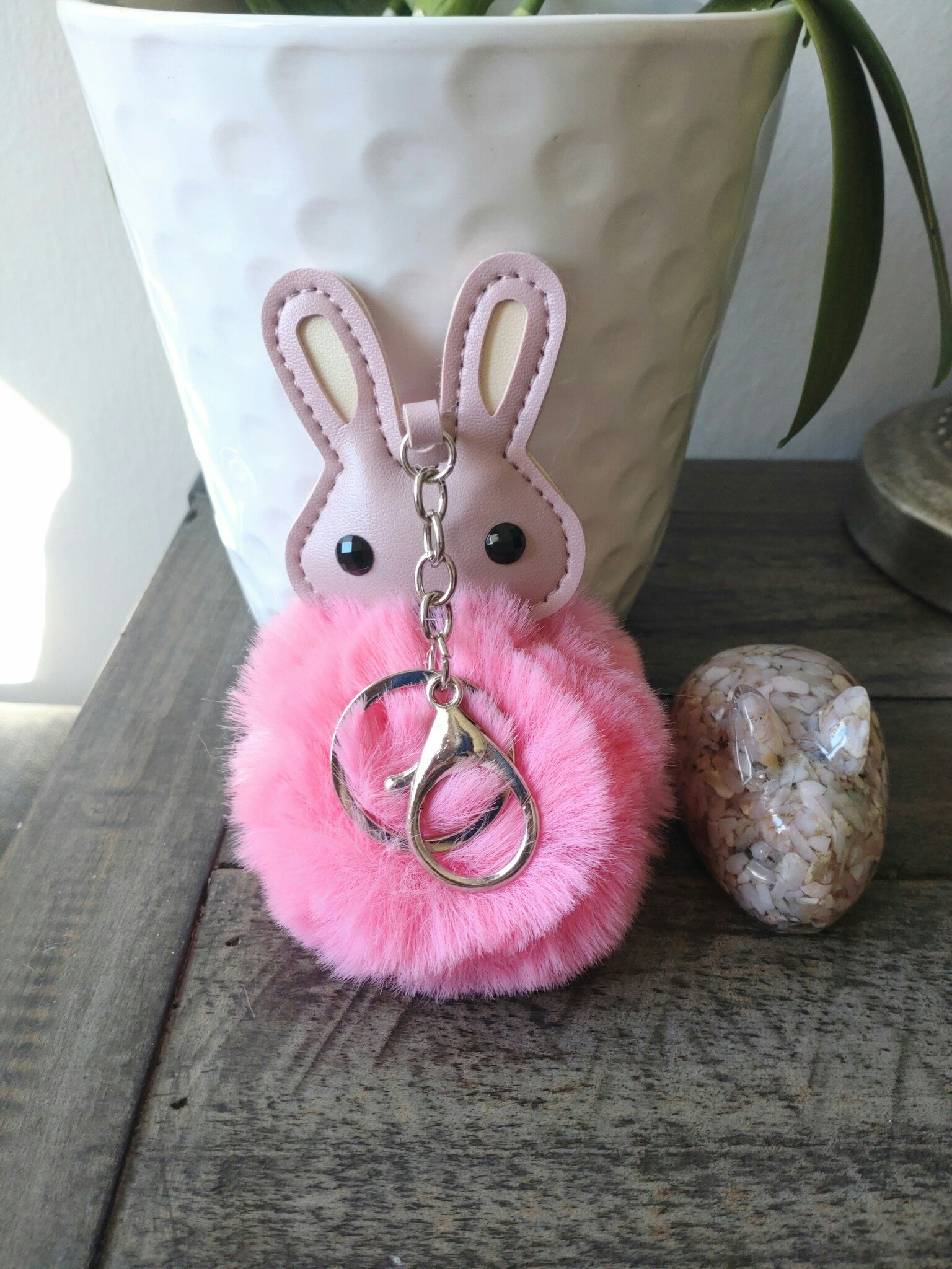 Väsksmycke/nyckelring kanin med silverfärgade detaljer