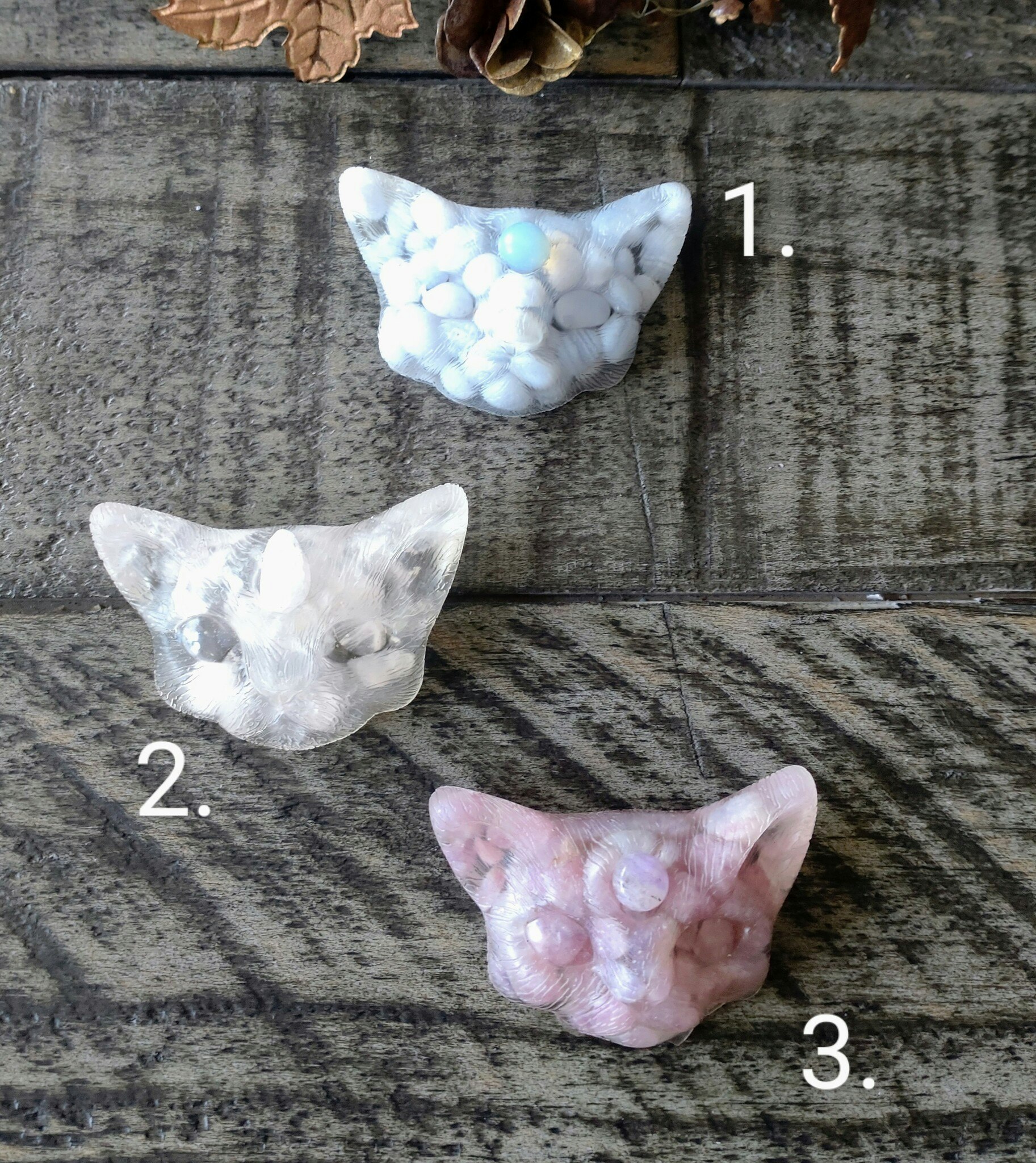 Magisk katt av resin och olika kristaller
