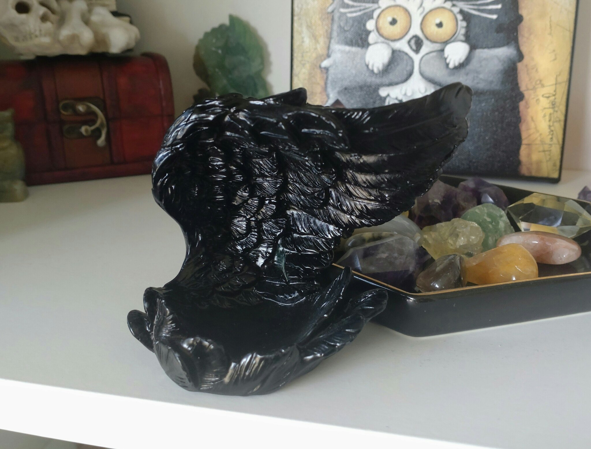 Änglavingeklotställ av keramik i svart