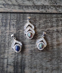 Silverpläterat hänge av svart Opal i elegant design