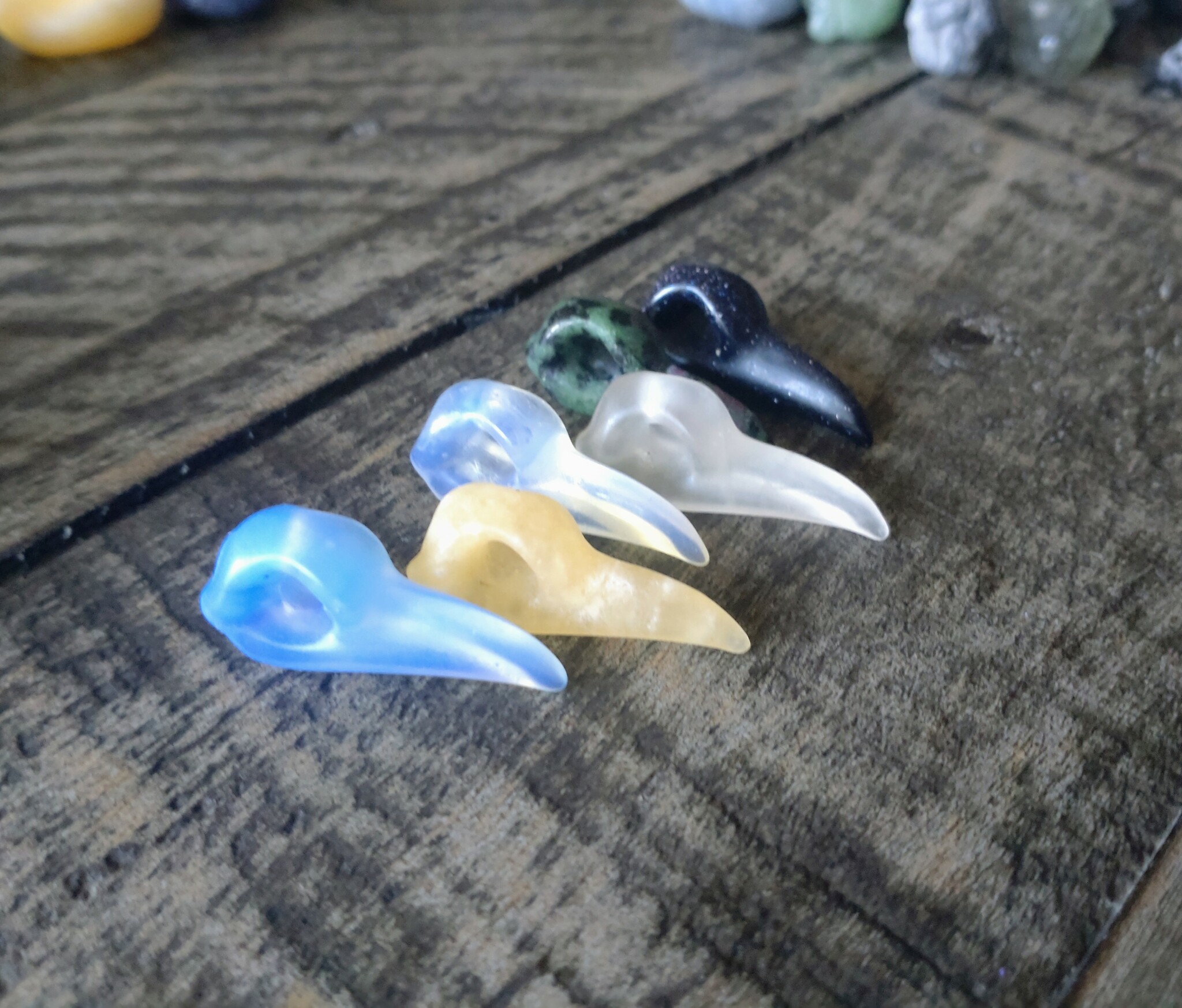 Fågelkranium av olika kristaller 3 cm