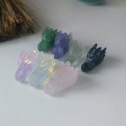 Drakhuvud av olika kristaller 3 cm