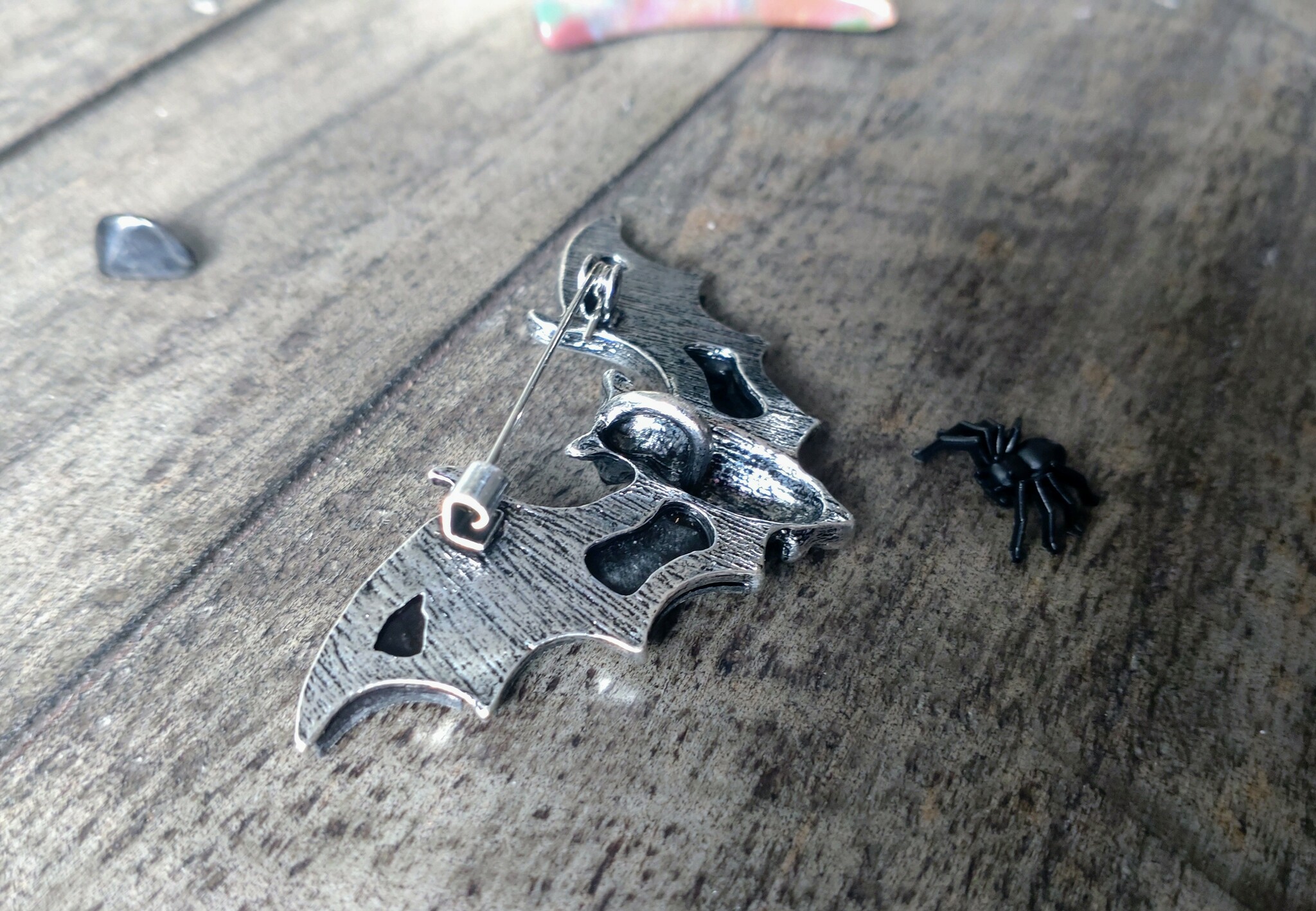 Brosch/berlock Fladdermus med skimrande snäckskal och antikt silverfärgade detaljer