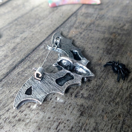 Brosch/berlock Fladdermus med skimrande snäckskal och antikt silverfärgade detaljer