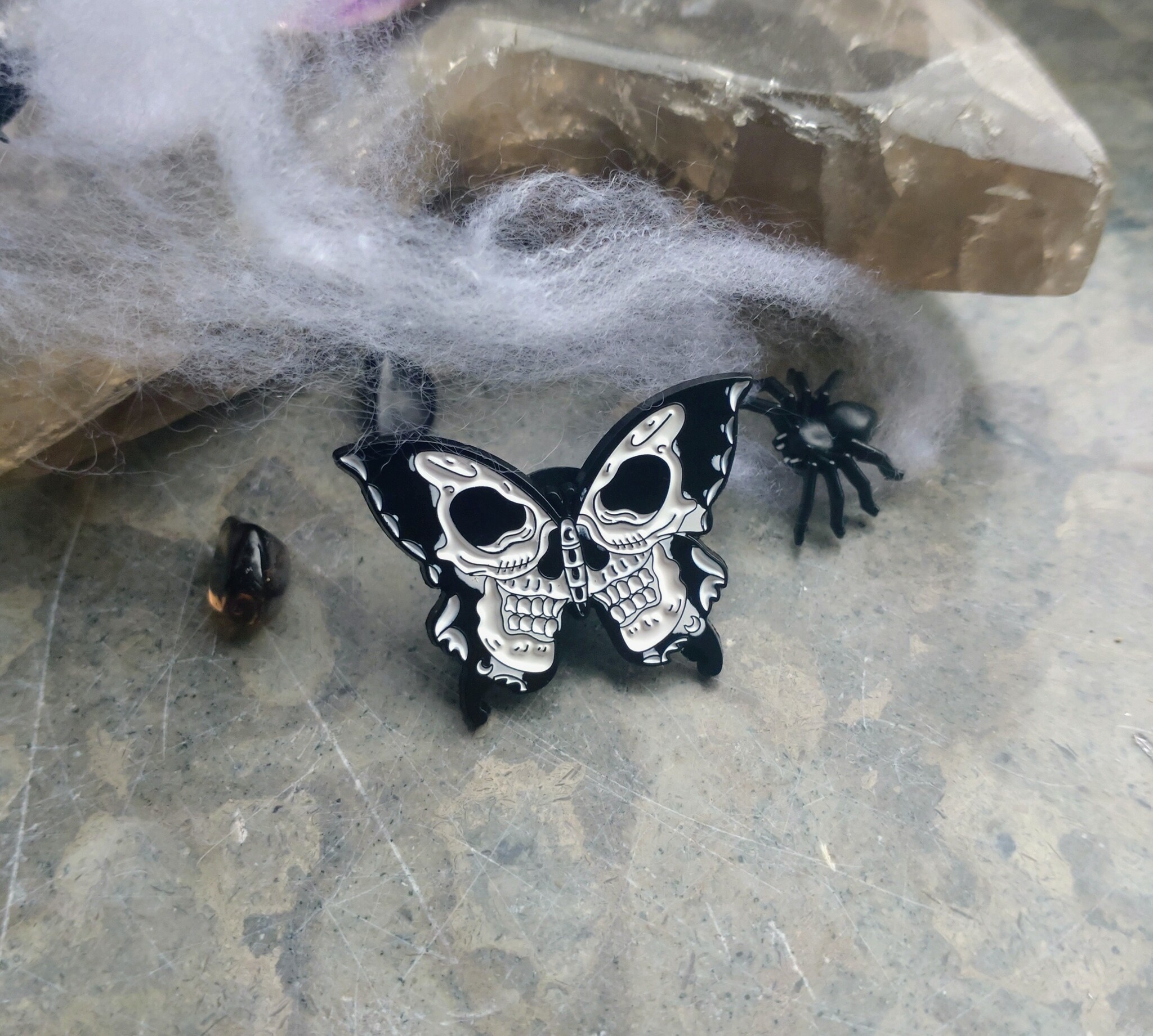 Pin Butterfly Skull med svarta detaljer