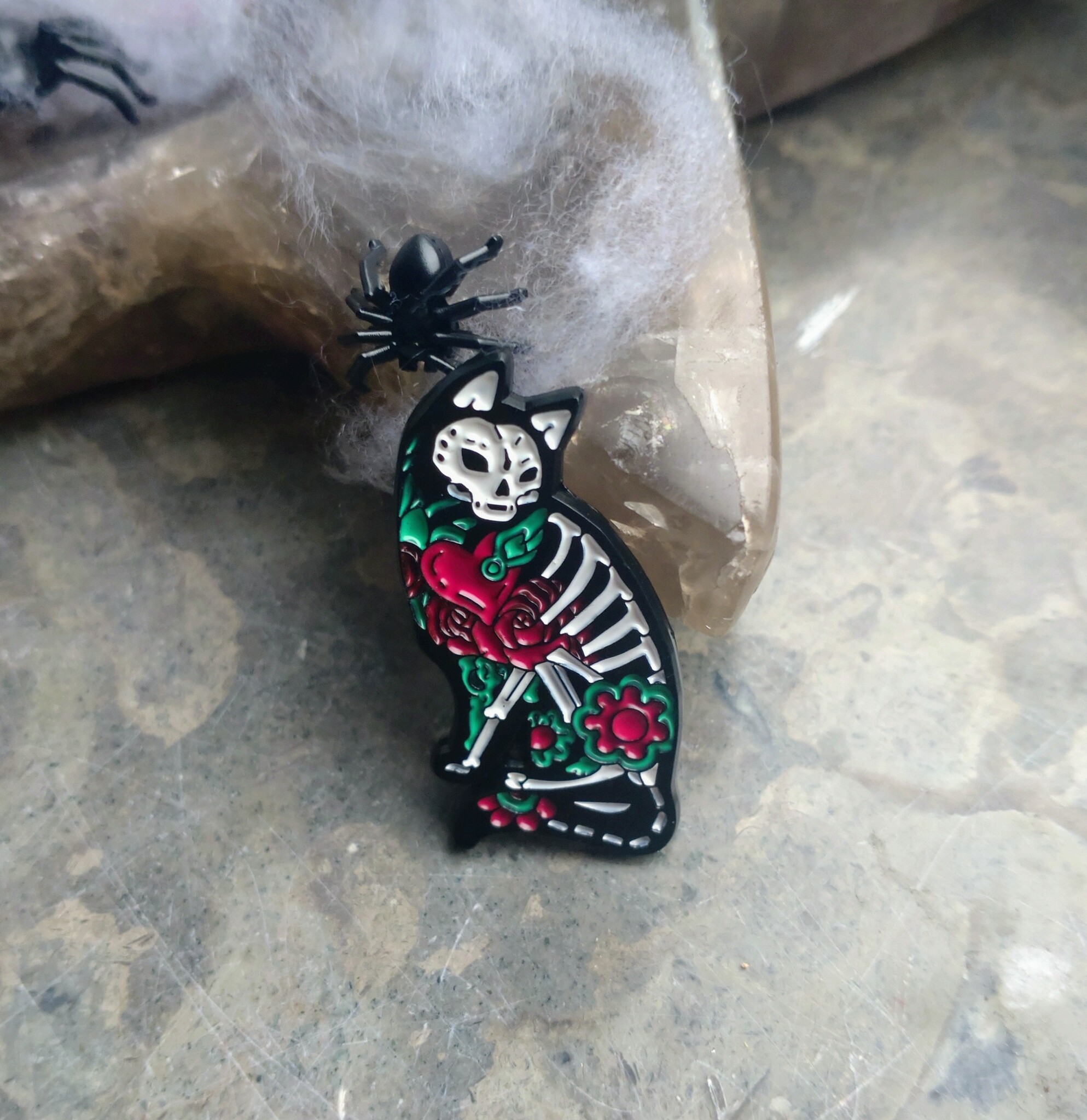 Pin Skeleton Kitty med svarta detaljer