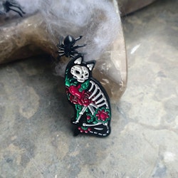 Pin Skeleton Kitty med svarta detaljer