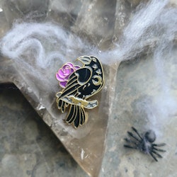 Pin Purple Rose Raven med guldfärgade detaljer