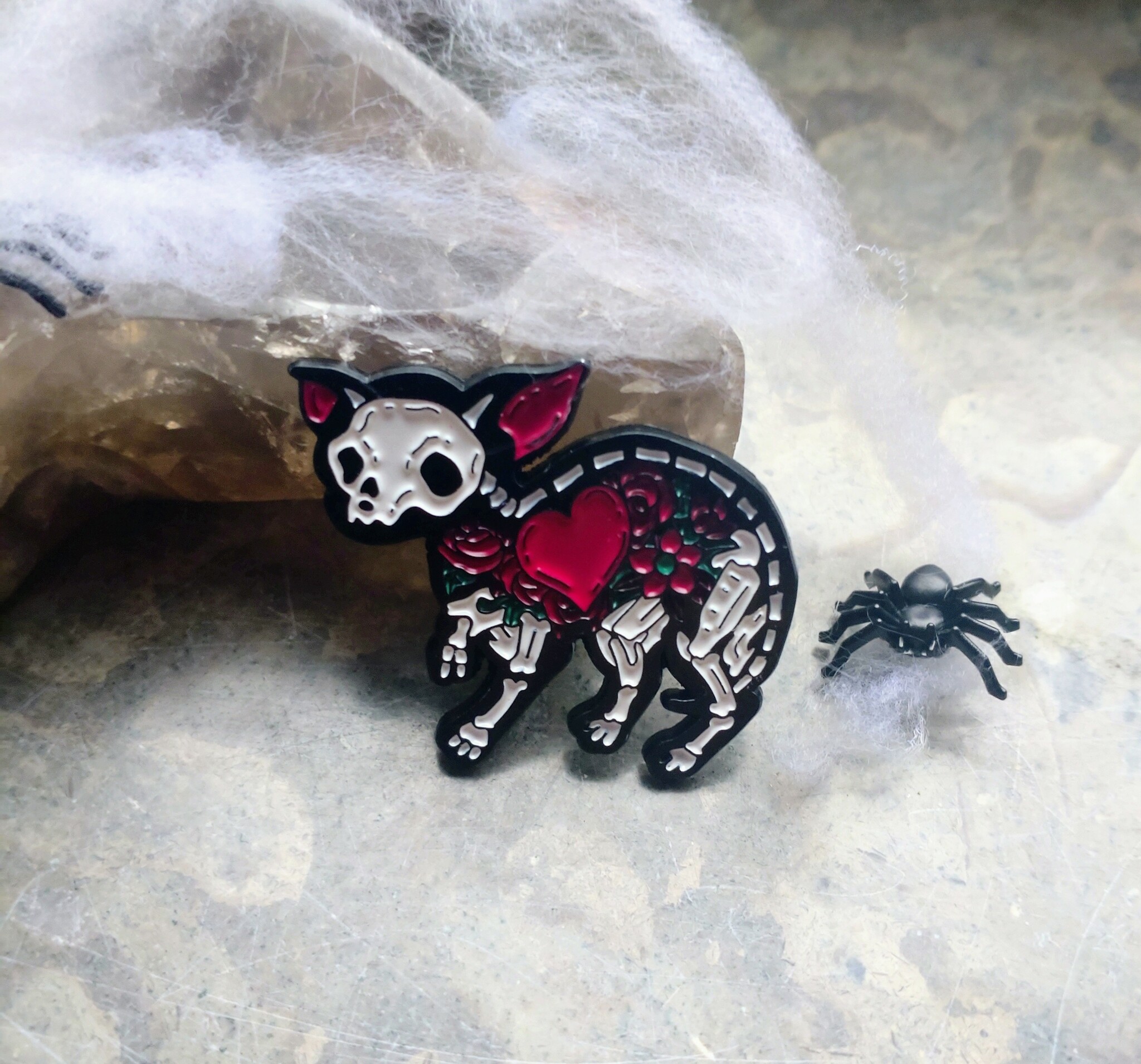 Pin Cranky Skeleton Kitty med svarta detaljer