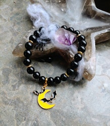 Armband av Obsidian med en fladdermusinfesterad måne och guldfärgade detaljer