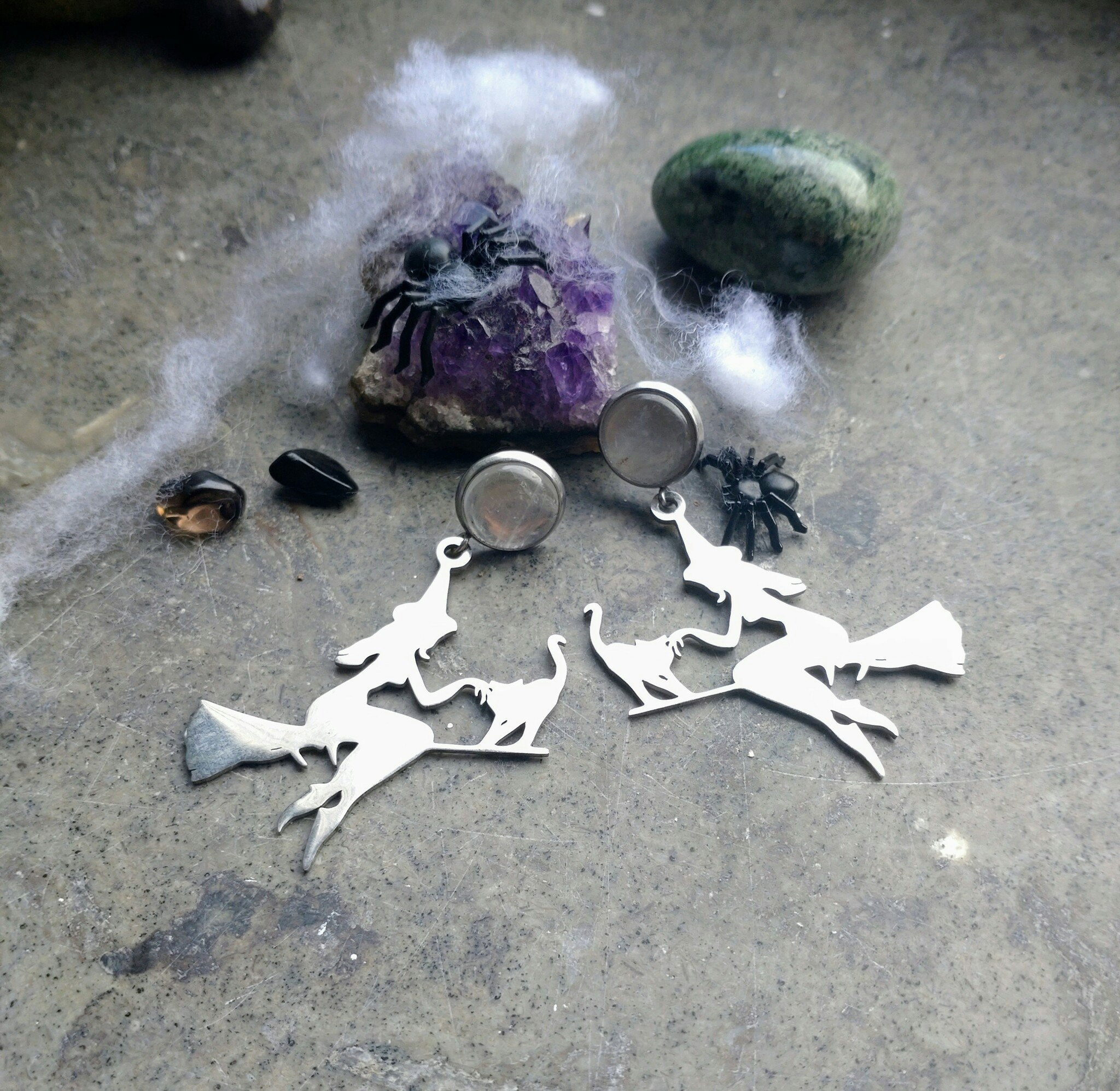 Örhängen Witch on the loose med olika kristaller