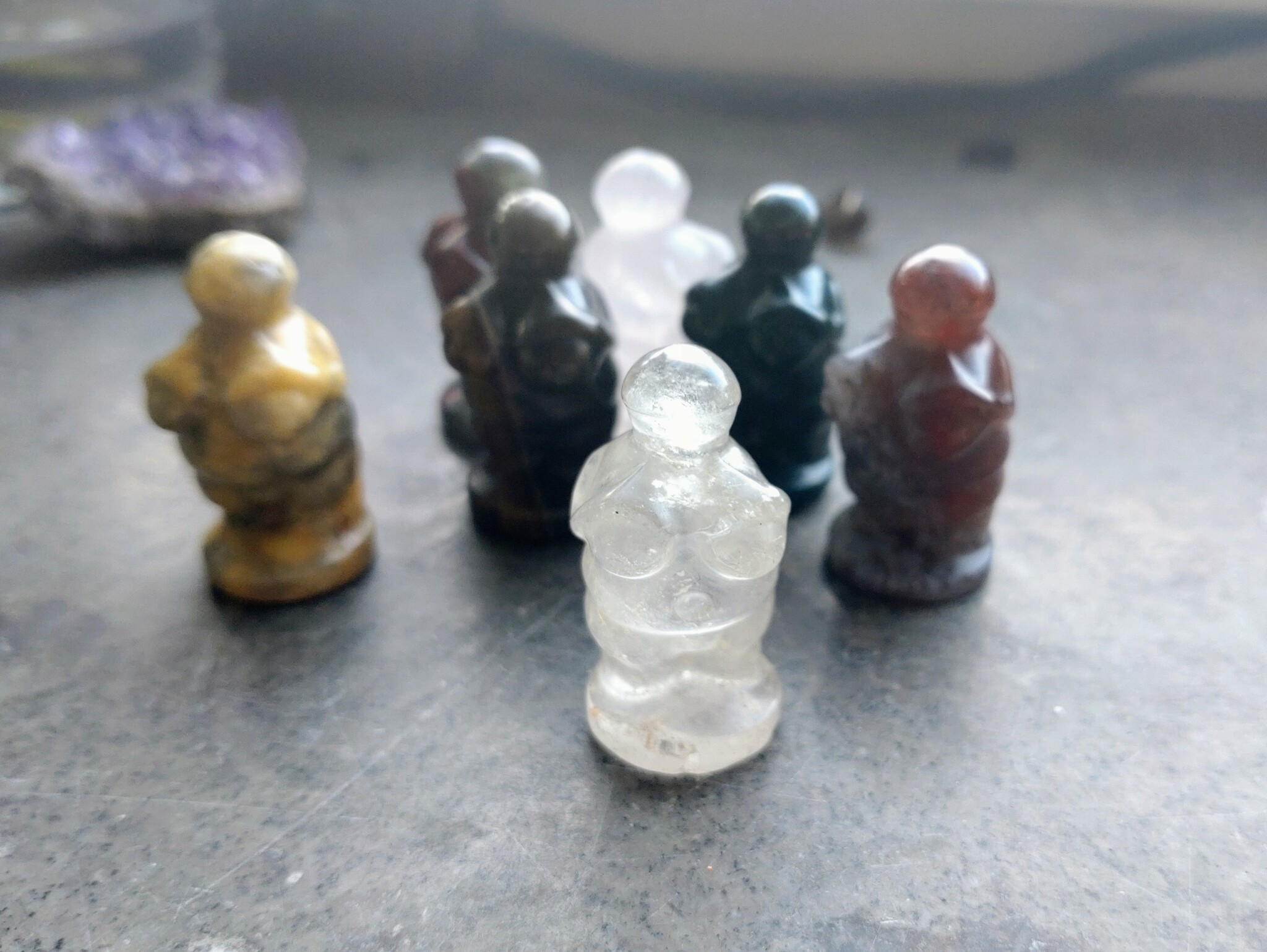 Venus från Willendorf av olika kristaller