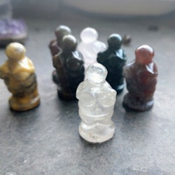 Venus från Willendorf av olika kristaller